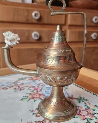 Lampada ad olio vintage  in ottone inciso 