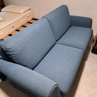 divano tre posti in tessuto di colore blu