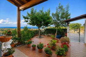 VILLA A SCHIERA A MOSCIANO SANT'ANGELO