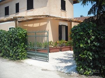 Casa son giardino arredato a soli 200 mt mare