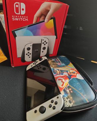 Nintendo Switch Oled  +  microSD 64Gb e custodia 