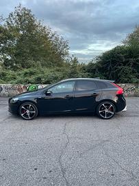 Volvo v40 t4 r design