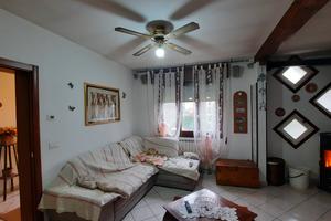 Polesella, casa libera su 3 lati con annesso terre