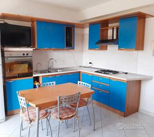 Cucina + forno + tavolo + sedie