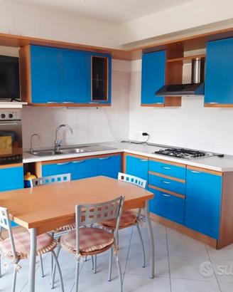 Cucina + forno + tavolo + sedie