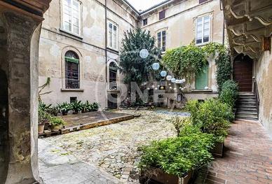 Appartamento di 853 m² con più di 5 locali e box a