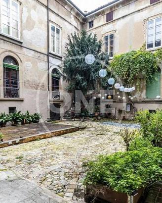 Appartamento di 853 m² con più di 5 locali e box a
