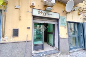 NEGOZIO A NAPOLI