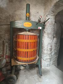 Pressa idraulica verticale a leva