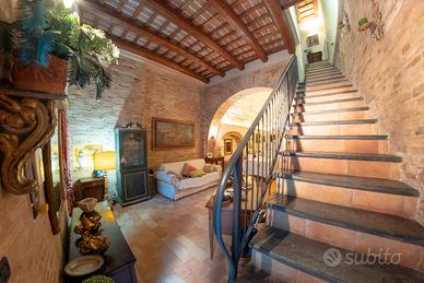 Elegante terracielo nel borgo antico