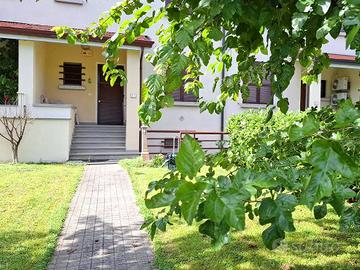 Casa Schiera centrale con giardino