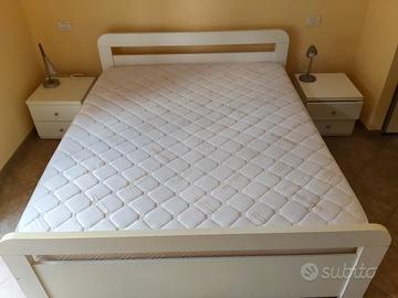 letto matrimoniale, rete con doghe e comodini