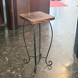 Antico sgabello in legno di noce