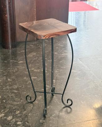 Antico sgabello in legno di noce