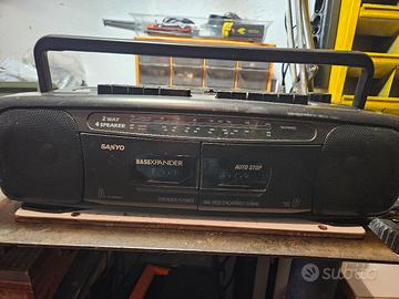 Radio portatile Sanyo vintage