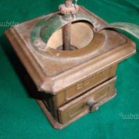 Antico macinino da caffe