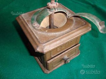 Antico macinino da caffe