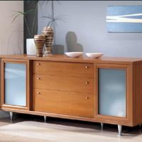 Madia in legno con ante in vetro satinato – €300