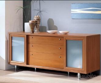 Madia in legno con ante in vetro satinato – €300