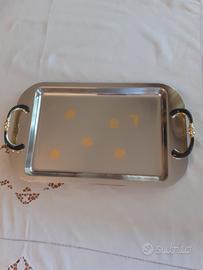 Vassoio  acciaio  inox  e  oro. 