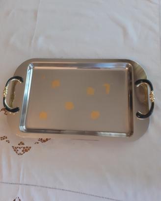 Vassoio  acciaio  inox  e  oro. 