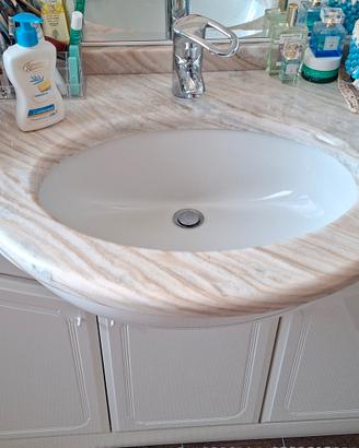 Mobile bagno completo di specchio e lavabo.