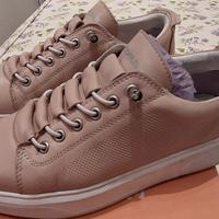 scarpe in pelle sportive per eventuale plantare