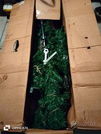 ALBERO DI NATALE CON ADDOBBI