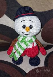 Pupazzo di neve all'uncinetto