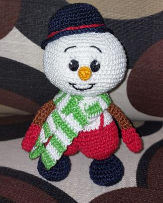 Pupazzo di neve all'uncinetto
