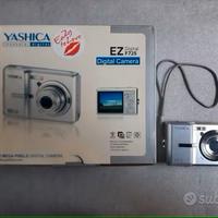 YASHICA EZ F725 DIGITAL CAMERA  CON ACCESSORI