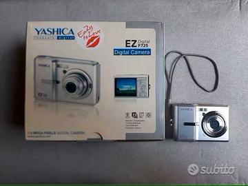 YASHICA EZ F725 DIGITAL CAMERA  CON ACCESSORI