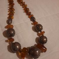 collana vinage in ambra e perle metalliche 