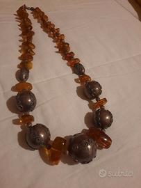 collana vinage in ambra e perle metalliche 