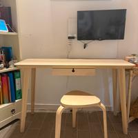 Scrivania IKEA con cassetto