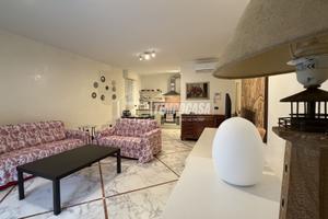 Tre locali e doppi servizi con giardino e posto au