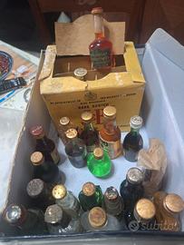 bottigliette di liquore vecchissime