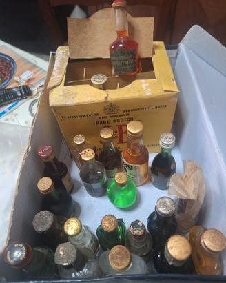 bottigliette di liquore vecchissime