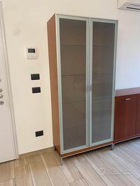 Credenza di legno con ante di vetro