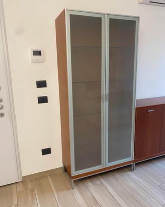 Credenza di legno con ante di vetro