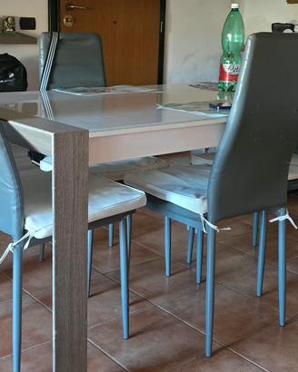 Salone con tavolo e 4 sedie come in foto 