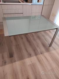 Tavolo in vetro allungabile 