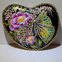 Sasso artistico dipinto a mano tema floreale