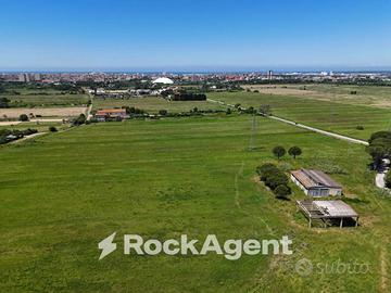 TERRRONO DI 10 ETTARI CIRCA CON VARI ANNES