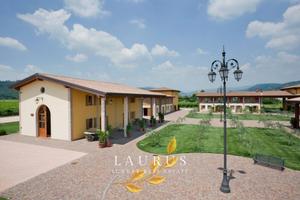 Rustico / Casale di 1500 m² con più di 5 locali e 