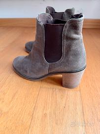 Stivaletti in vero camoscio color tortora 40