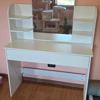 Toelettatura trucco con specchio