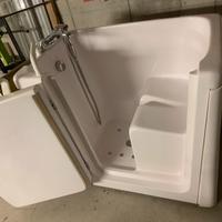 Vasca con sportello e seduta