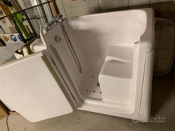 Vasca con sportello e seduta