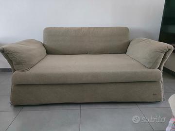 Divano di tessuto in lino verde oliva 